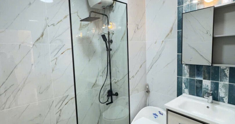 can canh toilet day du thiet bi ve sinh 810x430 - Giá mua bán căn hộ 2 phòng ngủ diện tích 56m2 chung cư Sky Garden 3 Quận 7 t12/2024