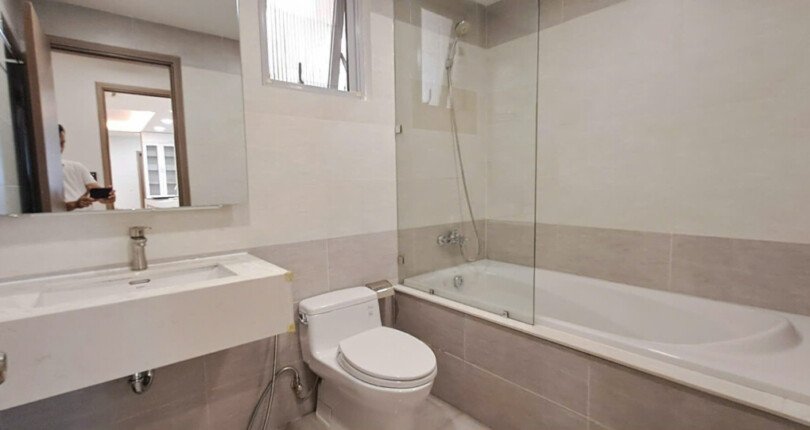 can ho ban co 2 toilet co bon tam nam 810x430 - Giá mua bán căn hộ 3pn block B chung cư Scenic Valley 1, căn góc, lầu cao, view sông