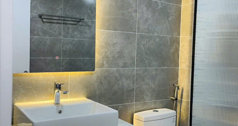 can ho ban co 2 toilet hoan thien thiet bi nhu hinh 1 810x430 - Giá mua bán căn hộ 3 phòng ngủ block D chung cư Green Valley Quận 7 T12/2024