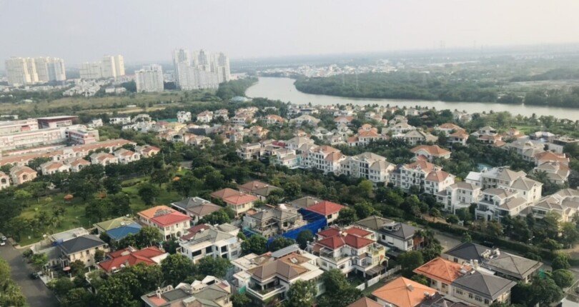 cna ho nhin khu biet thu va song rat dep 810x430 - Giá mua bán căn hộ 3pn Block A Chung cư Riverside Residence Quận 7 T12/2024