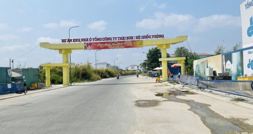 cong vao kdc thai son 810x430 - Giá mua bán đất nền lô E21 Khu dân cư Thái Sơn Nhà Bè T12/2024