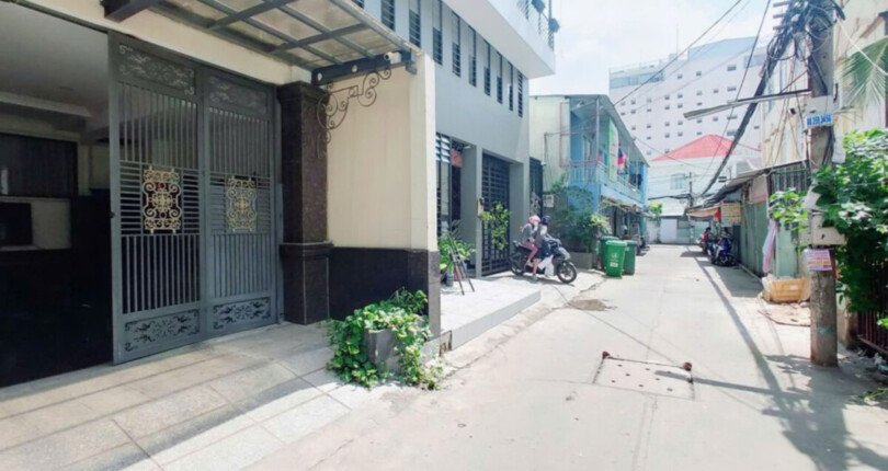 duong truoc nha 810x430 - Giá mua bán tòa nhà nguyên căn đang kinh doanh chdv gần Kcx Tân Thuận Quận 7