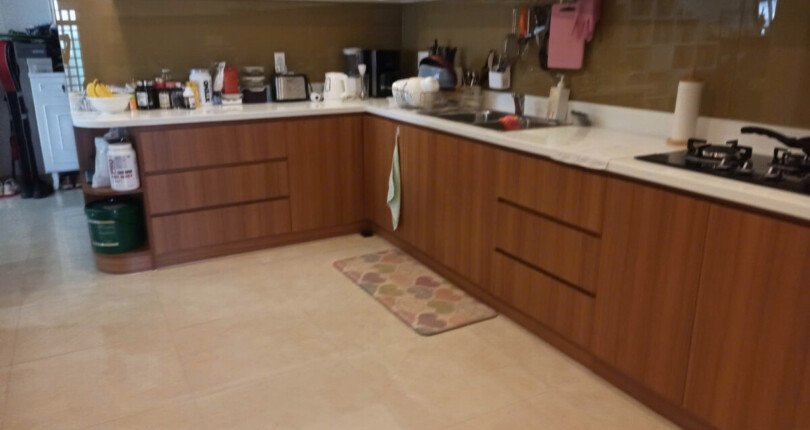 hinh anh bep can ho ban 810x430 - Bán căn hộ 122m2, chung cư Scenic Valley 1, giá 9 tỷ, nội thất dính tường, nhà có hợp đồng thuê ổn định.