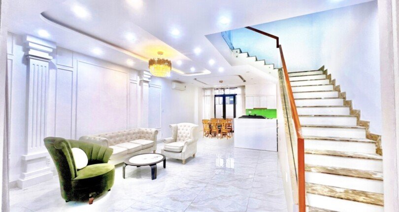 hinh anh phong khach va cau thang bo len lau 1 810x430 - Giá cho thuê nhà Biệt thự nguyên căn 4pn kdc Lavila Kiến Á Nhà Bè T12/2024