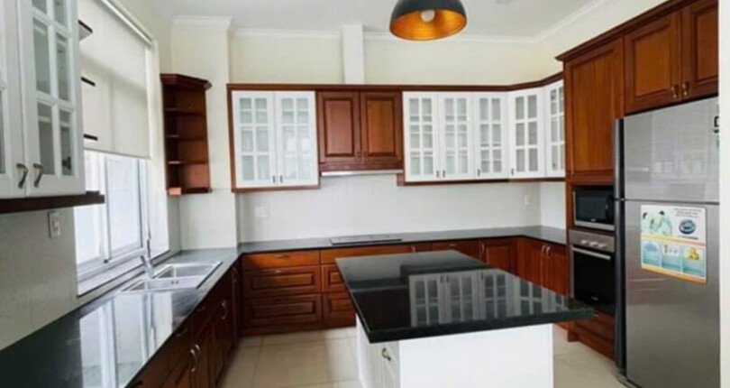 khong gian bep rong rai 5 810x430 - Giá cho thuê nhà biệt thự nguyên căn có hồ bơi kdc Everrich 3 Quận 7 T12/2024