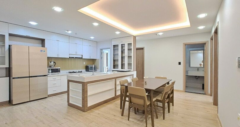 khong gian bep va phong an rong rai 2 810x430 - Giá mua bán căn hộ 3pn block B chung cư Scenic Valley 1, căn góc, lầu cao, view sông