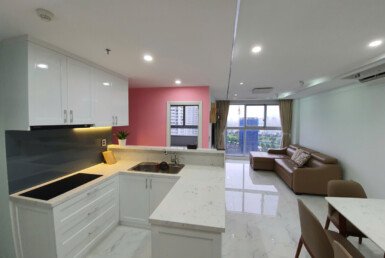 khong-gian-bep-va-phong-khach-rong-rai