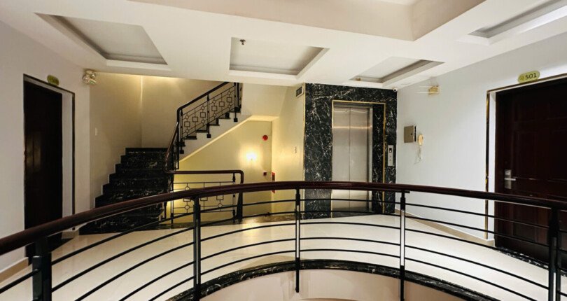 khong gian gieng troi sang trong 810x430 - Giá cho thuê tòa nhà Khách Sạn đường Cao triều Phát Phú Mỹ Hưng Quận 7 T12/2024