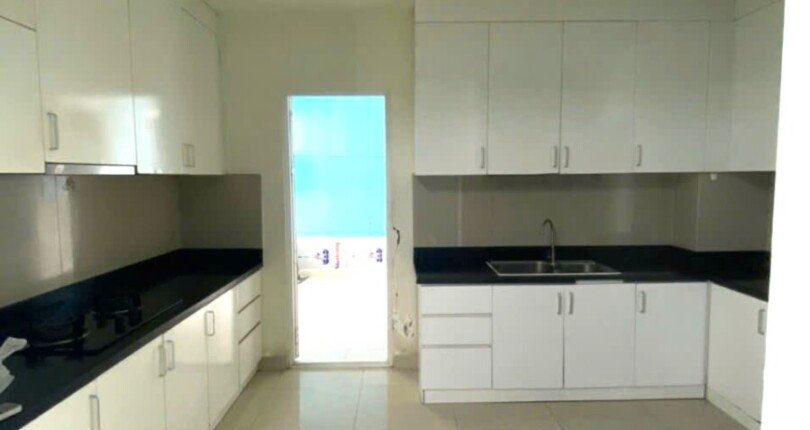 khong gian phong bep 810x430 - Giá mua bán căn hộ 3pn block E chung cư Riverside Residence Quận 7 T12/2024