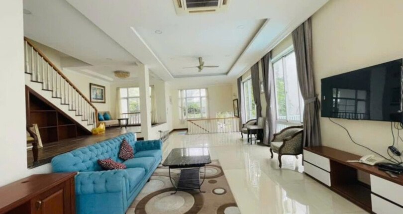 khong gian phong khach tang tret sang trong 1 810x430 - Giá cho thuê nhà biệt thự nguyên căn có hồ bơi kdc Everrich 3 Quận 7 T12/2024