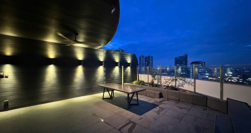 khong gian san vuon 810x430 - Giá mua bán căn hộ Penthouse block A chung cư Riverpark Residence Quận T12/2024