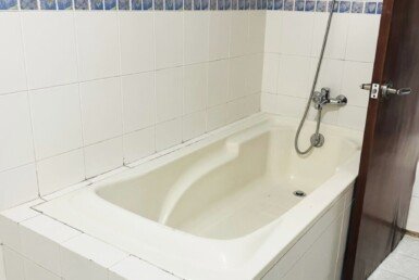 khong-gian-toilet-rong-rai