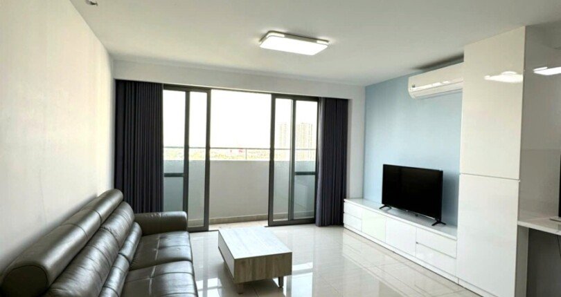 phong khach can ho 810x430 - Giá mua bán căn hộ 3pn block C.01 chung cư Riverpark Premier Quận 7 T12/2024