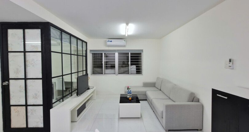 phong khach can ho ban 30 810x430 - Giá mua bán căn hộ 2 phòng ngủ block H chung cư Hưng Vượng 2 Quận 7 T12/2024