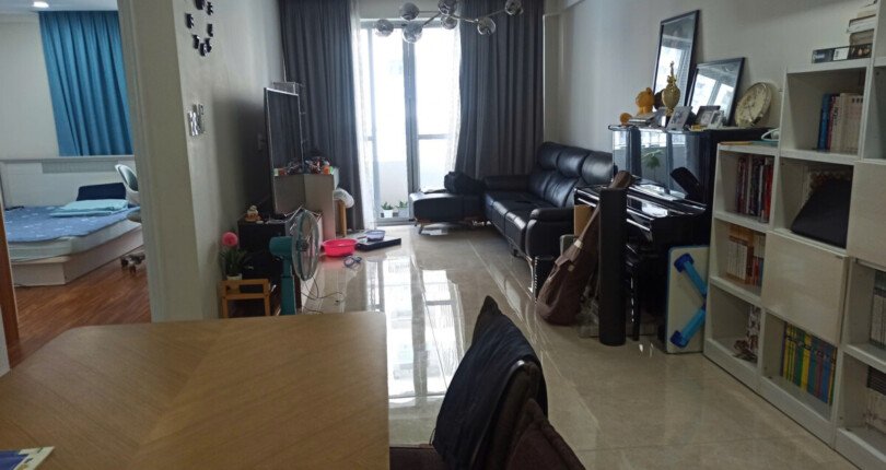 phong khach can ho ban 5 810x430 - Bán căn hộ 122m2, chung cư Scenic Valley 1, giá 9 tỷ, nội thất dính tường, nhà có hợp đồng thuê ổn định.