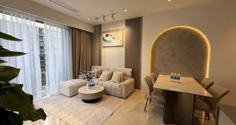 phong khach can ho ban 6 810x430 - Giá mua bán căn hộ 2pn The Opera chung cư Metropole Thủ Thiêm T12/2024