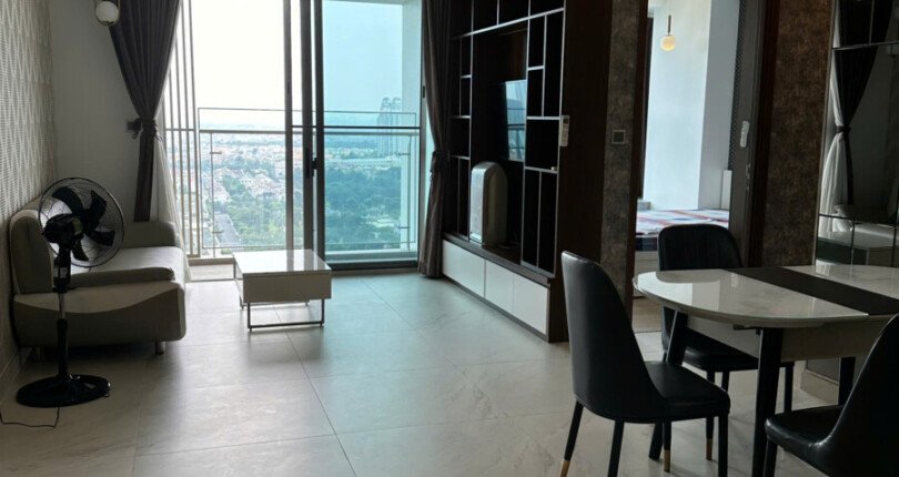 phong khach can ho rong rai 810x430 - Giá mua bán căn hộ 2 phòng ngủ block D chung cư Midtown M7 Phú Mỹ Hưng Quận 7 T12/2024