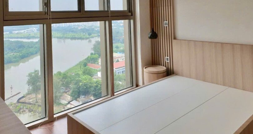 phong ngu can ho co cua so doi dien song 810x430 - Giá cho thuê căn hộ 3pn block A chung cư Midtown Phú Mỹ Hưng Quận 7 T12/2024