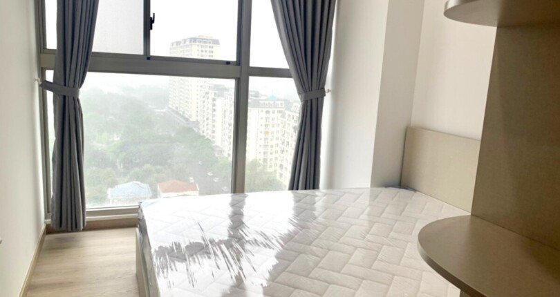 phong ngu master co cua so lon 810x430 - Giá mua bán căn hộ 2 phòng ngủ block C view biệt thự chung cư Midtown M7 Phú Mỹ Hưng T12/2024
