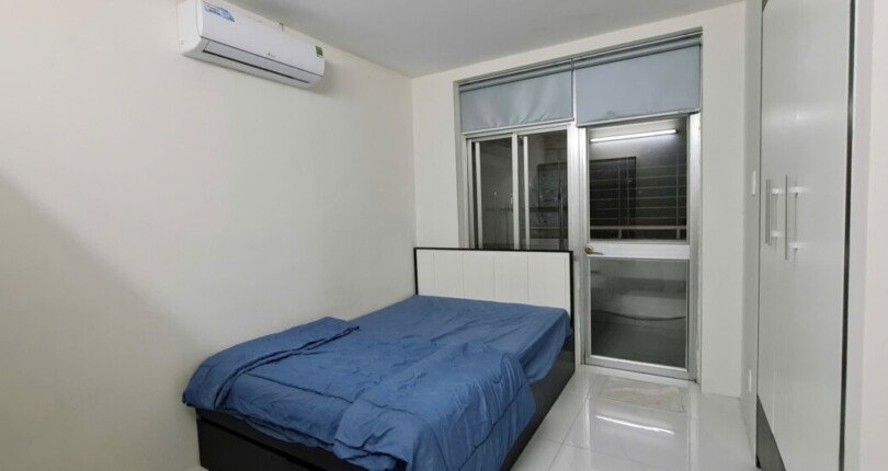 phong ngu nho trong can ho ban 2 810x430 - Giá mua bán căn hộ 2 phòng ngủ block H chung cư Hưng Vượng 2 Quận 7 T12/2024