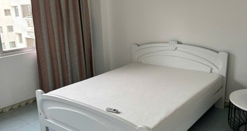 phong ngu rong rai 1 810x430 - Giá mua bán căn hộ 1 phòng ngủ block M chung cư Hưng Vượng 2 Quận 7 T12/2024