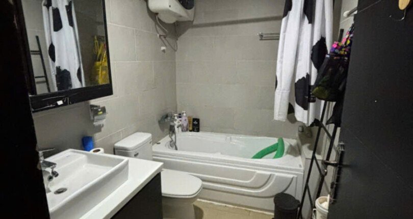 toilet can ho ban 4 810x430 - Giá mua bán căn hộ 3 phòng ngủ C-02 chung cư Green Valley Quận 7 T12/2024