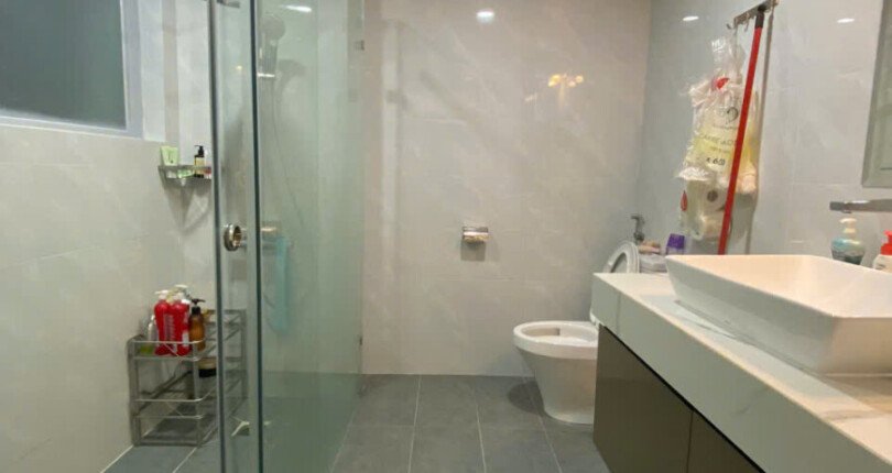 toilet can ho ban 810x430 - Giá mua bán căn hộ 4pn Block L Khu R15 chung cư Happy Valley Phú Mỹ Hưng Quận 7 T12/2024