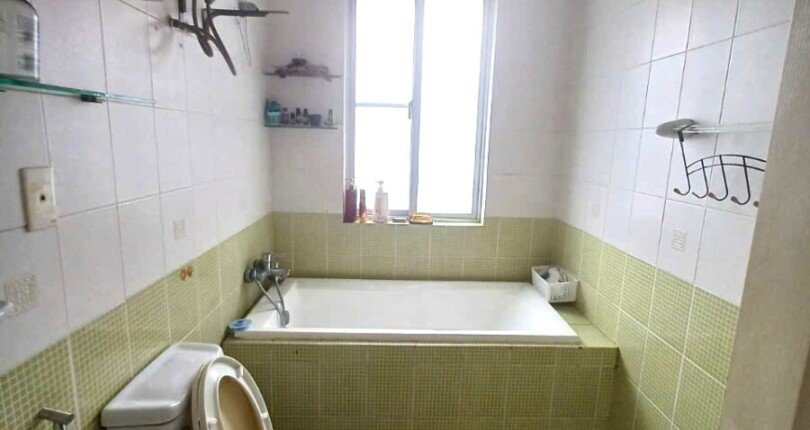 toilet co bon tam nam 1 810x430 - Giá mua bán căn hộ 3pn chung cư Mỹ Khánh 3A Phú Mỹ Hưng Quận 7 T12/2024