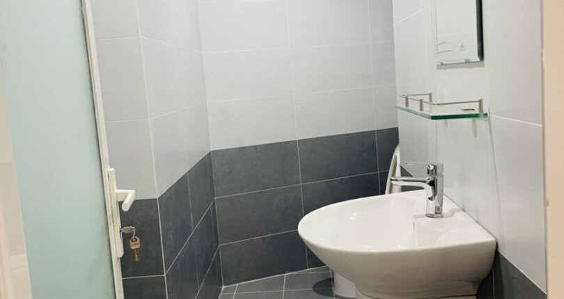 toilet hoan thien trang thiet bi ve sinh 810x430 - Giá mua bán tòa nhà nguyên căn mặt đường Nguyễn Trãi phường Bến Thành Quận 1 T12/2024