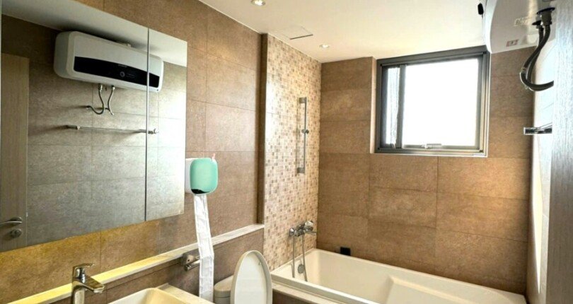 toilet phong master 810x430 - Giá mua bán căn hộ 3pn block C.01 chung cư Riverpark Premier Quận 7 T12/2024