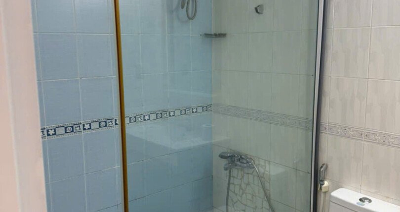 toilet trong can ho 810x430 - Giá mua bán căn hộ 1 phòng ngủ block M chung cư Hưng Vượng 2 Quận 7 T12/2024