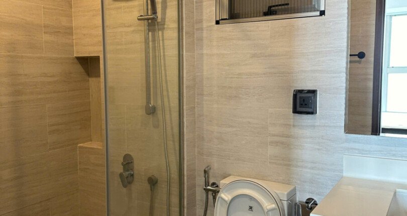 toilet trong can ho ban 810x430 - Giá mua bán căn hộ 2 phòng ngủ block D chung cư Midtown M7 Phú Mỹ Hưng Quận 7 T12/2024