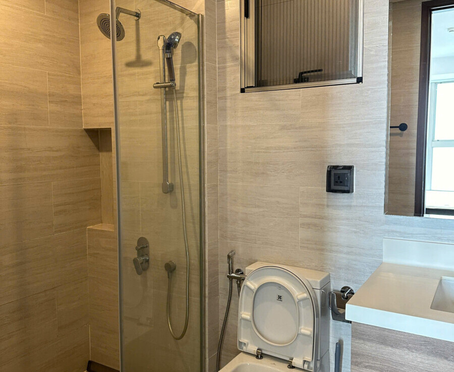 toilet trong can ho ban 900x738 - Giá mua bán căn hộ 2 phòng ngủ block D chung cư Midtown M7 Phú Mỹ Hưng Quận 7 T12/2024