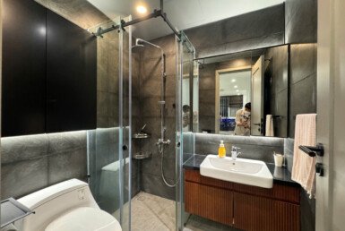 toilet-trong-can-ho-ban-day-du-thiet-bi-sang-trong