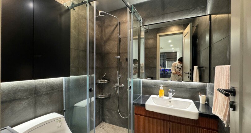 toilet trong can ho ban day du thiet bi sang trong 810x430 - Giá mua bán căn hộ Penthouse block A chung cư Riverpark Residence Quận T12/2024