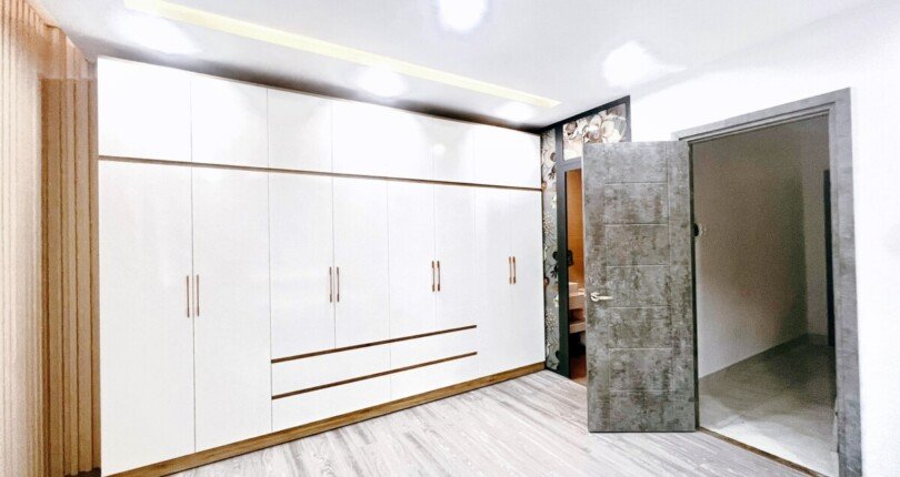 tu quan ao am tran rong rai 810x430 - Giá cho thuê nhà Biệt thự nguyên căn 4pn kdc Lavila Kiến Á Nhà Bè T12/2024