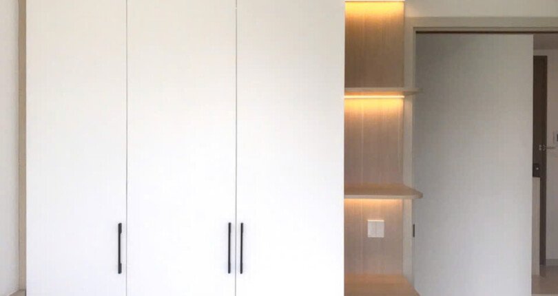 tu quan ao trong can ho ban 810x430 - Giá mua bán căn hộ 2pn block B chung cư Cardinal Court Phú Mỹ Hưng Quận 7 T12/2024