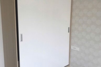 tuan-quan-ao-trong-can-ho-cho-thue