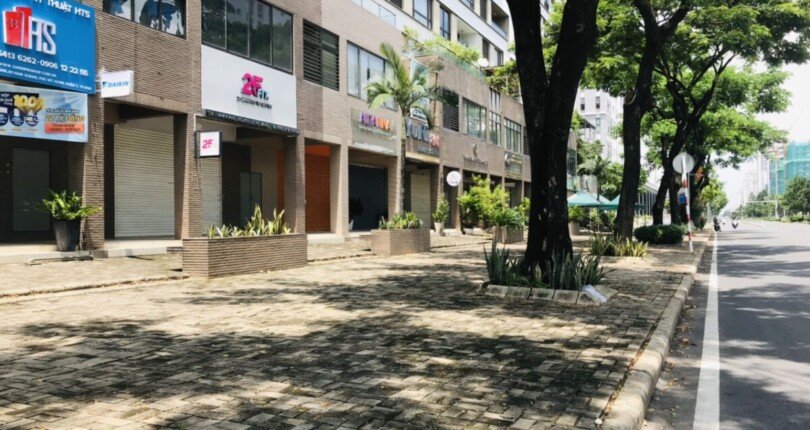 via he rong rai truoc shophouse ban 810x430 - Giá mua bán Shophouse mặt đường Nguyễn Lương Bằng kdc Nam Khang Quận 7 T12/2024