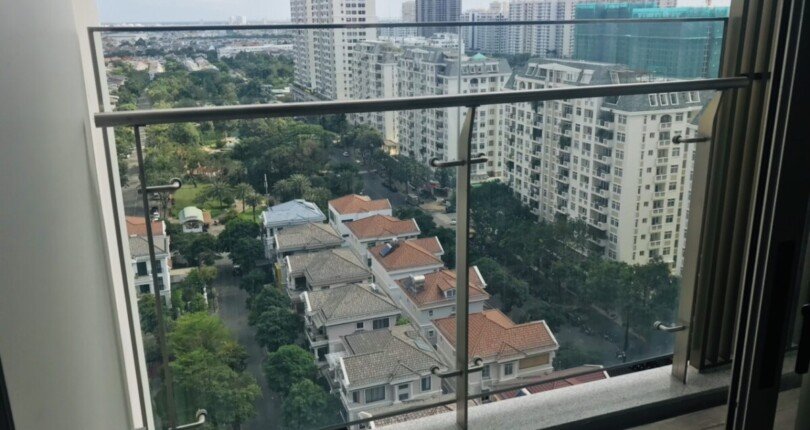 view ban cong can ho ban 3 810x430 - Giá mua bán căn hộ 2 phòng ngủ block D chung cư Midtown M7 Phú Mỹ Hưng Quận 7 T12/2024