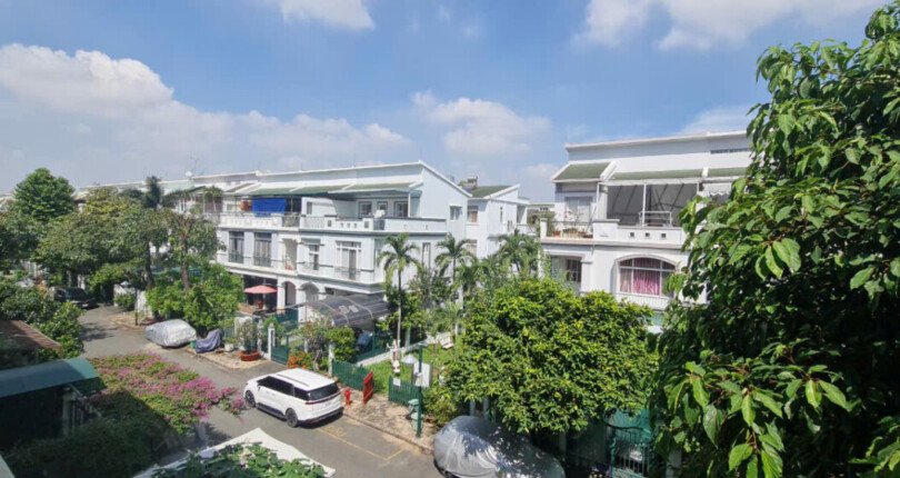 view nhin tu ban cong nha biet thu ban 810x430 - Giá mua bán nhà Biệt thự liền kề khu Hưng Thái 1 Phú Mỹ Hưng Quận 7 T12/2024