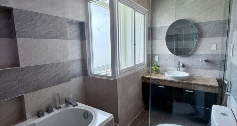 z6089248871633 4ca2d51215e0d356f34cda7e80644170 810x430 - Bán Duplex Star Hill giá 9,8 tỷ dt 137m 3 phòng có ô xe hơi