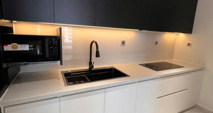 z6139371418087 8153fcd549d152d20b2ea71d14f6ee38 810x430 - Bán Midtown M8 tầng 18 Block H 83m 2 phòng ô xe hầm giá 8,5 tỷ