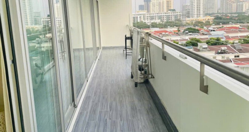 ban cong can ho 810x430 - Giá mua bán căn hộ 3 phòng ngủ block 3A chung cư Garden Court 2 Quận 7 T1/2025