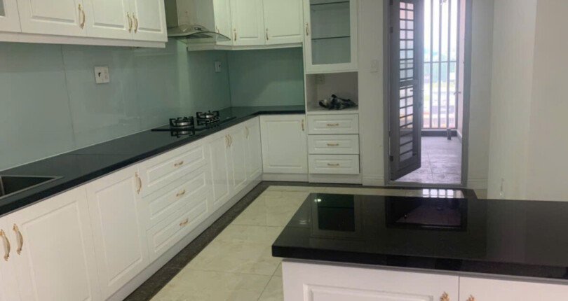 bep can ho ban 810x430 - Bán căn hộ chung cư Scenic Valley 1, diện tích 122m2, giá 9.4 tỷ, view hồ bơi, nhà đang có hợp đồng thuê.