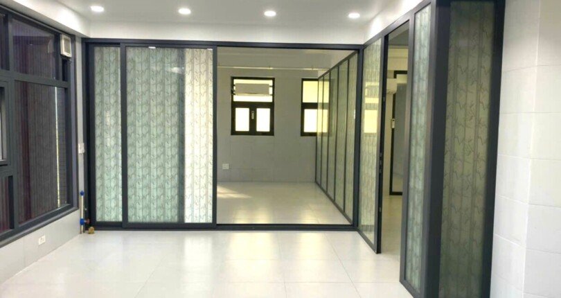 cac phong lam viec da ngan vach 810x430 - Giá mua bán tòa nhà văn phòng nguyên căn đường D5 phường Tân Thuận Tây Quận 7 T1/2025