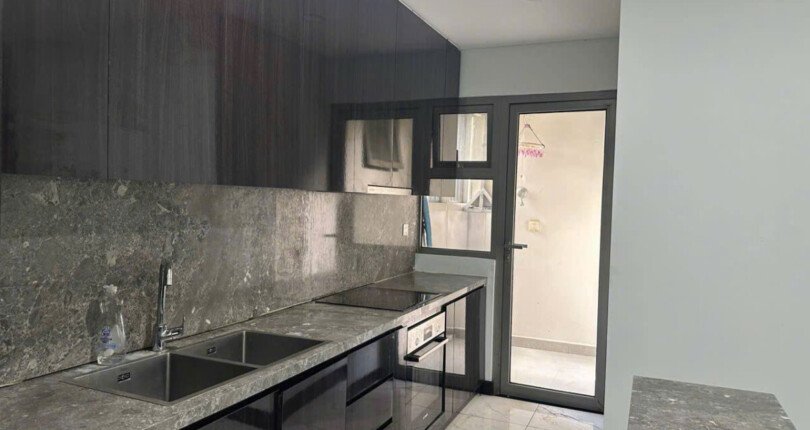 can canh bep trong can ho ban 810x430 - Giá mua bán căn hộ 2 phòng ngủ 105m2 Tháp Tilia chung cư Empire City Thủ Thiêm
