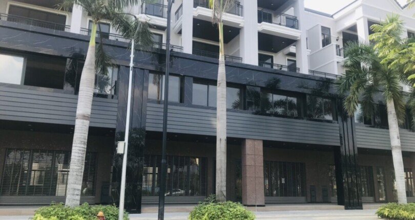 can canh mat truoc shophouse cho thue 810x430 - Giá cho thuê Shophouse dãy E2 Khu đô thị Zeitgeist Gs Nhà Bè T1/2025