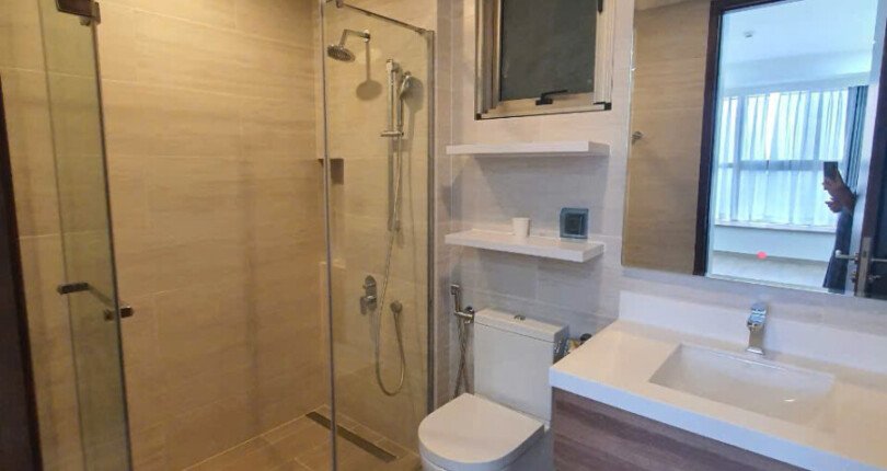 can ho ban co 2 toilet hoan thien nhu hinh 1 810x430 - Giá mua bán căn hộ 2pn Block D lầu 14 view biệt thự chung cư Midtown m7 T1/2025