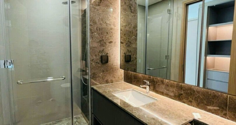 can ho ban co 2 toilet trang thiet bi day du 810x430 - Giá mua bán căn hộ 2 phòng ngủ tầng 9 Tháp Hudson chung cư The River Thủ Thiêm T1/2025